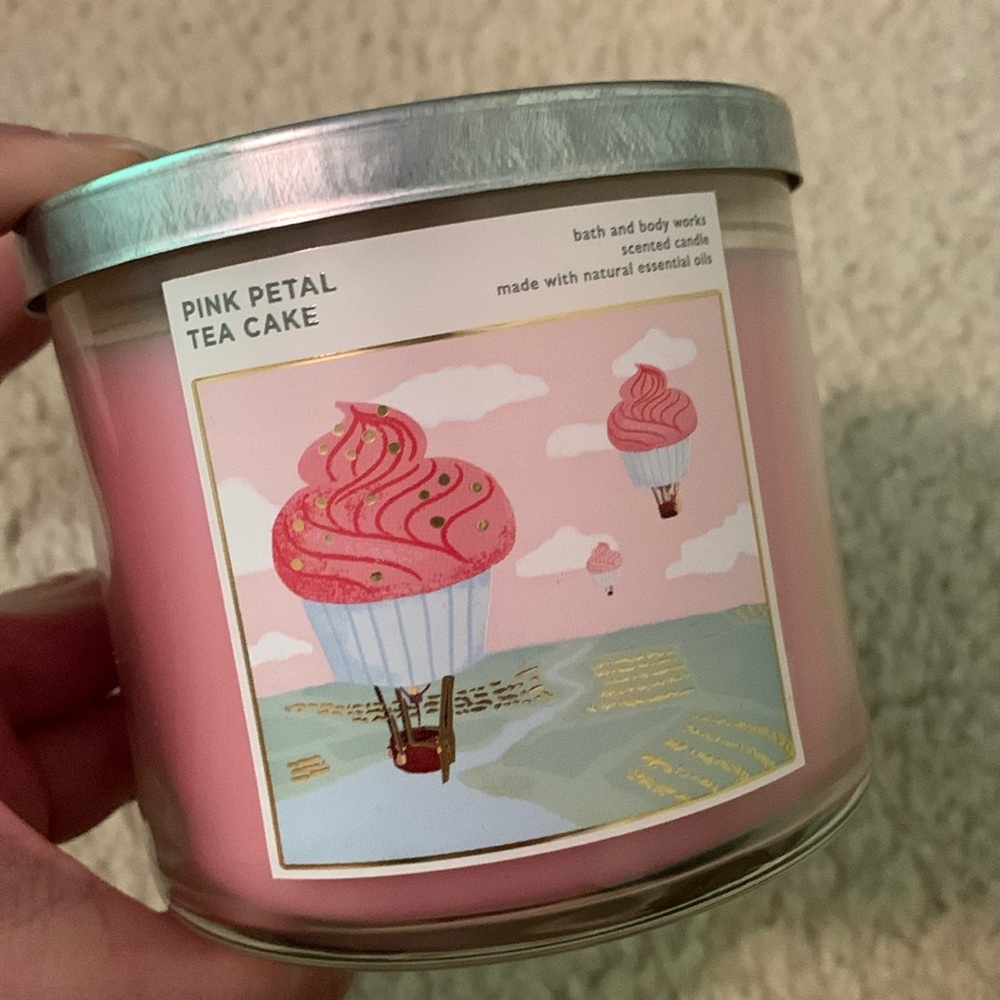 Bath & Body Works Pink Petal Tea Cake candle (2022)